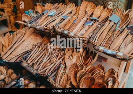 Prodotti a base di ulivo, souvenir in legno in vendita sull'isola greca - Corfu. Mercato locale con accessori da cucina artigianale - tagliere, cucchiai Foto Stock