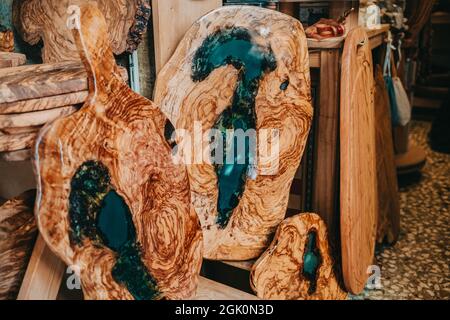 Prodotti a base di ulivo, souvenir in legno in vendita sull'isola greca - Corfu. Mercato locale con accessori da cucina artigianale - tagliere, cucchiai Foto Stock