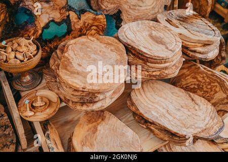 Prodotti a base di ulivo, souvenir in legno in vendita sull'isola greca - Corfu. Mercato locale con accessori da cucina artigianale - tagliere, cucchiai Foto Stock