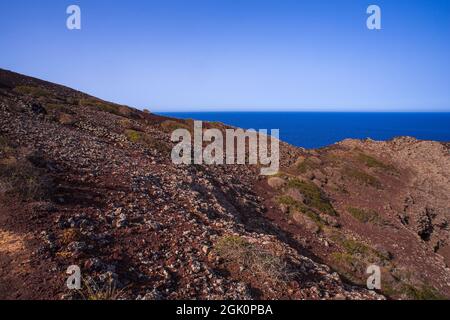 Vista mare del mare di Linosa sulla cima del vulcano Monte Nero, Isola Pelagie, Sicilia Foto Stock