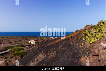 Sentiero per il vulcano Monte Nero di Linosa. Caratteristica strada di campagna con il muro di pietra a secco costruito con pietre laviche Foto Stock