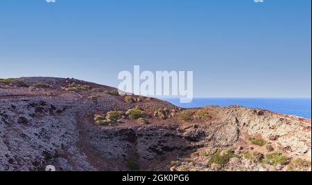 Vista mare del mare di Linosa sulla cima del vulcano Monte Nero, Isola Pelagie, Sicilia Foto Stock