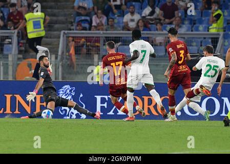 Roma, Italia. 12 settembre 2021. Rui Patricio di AS Roma rifiuta una conclusione di Domenico Berardi di Sassuolo Calcio in azione durante il Campionato Italiano di Calcio a 2021/2022 partite tra AS Roma vs US Sassuolo allo Stadio Olimpico di Roma. Credit: Independent Photo Agency/Alamy Live News Foto Stock