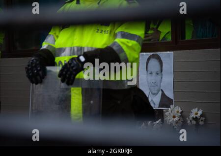 Segni con foto di Javier Ordoñez e fiori come la stazione di polizia Villa Luz CAI sono stati agenti di polizia torturati Javier Ordoñez il 9 settembre 2020, Foto Stock