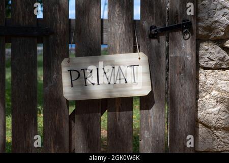 Porta giardino con cartello 'privato' Foto Stock
