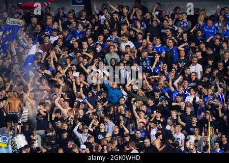 GENK, BELGIO - SETTEMBRE 12: Tifosi e sostenitori di KRC Genk dopo il loro primo goal durante la partita della Jupiler Pro League tra KRC Genk e Union SG alla Cegeka Arena il 12 Settembre 2021 a Genk, Belgio (Foto di Jeroen Meuwsen/Orange Pictures) Foto Stock