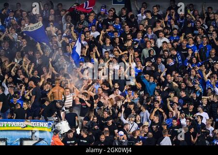 GENK, BELGIO - SETTEMBRE 12: Tifosi e sostenitori di KRC Genk dopo il loro primo goal durante la partita della Jupiler Pro League tra KRC Genk e Union SG alla Cegeka Arena il 12 Settembre 2021 a Genk, Belgio (Foto di Jeroen Meuwsen/Orange Pictures) Foto Stock