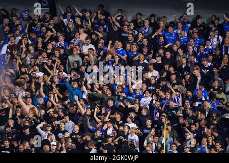 GENK, BELGIO - SETTEMBRE 12: Tifosi e sostenitori di KRC Genk dopo il loro primo goal durante la partita della Jupiler Pro League tra KRC Genk e Union SG alla Cegeka Arena il 12 Settembre 2021 a Genk, Belgio (Foto di Jeroen Meuwsen/Orange Pictures) Foto Stock