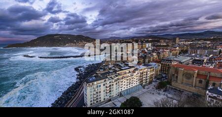 panoramica del barrio de gros en San Sebastián, vista desde el monte urgull, donde se aprecio la playa de la zurriola y el palacio Kursall Foto Stock