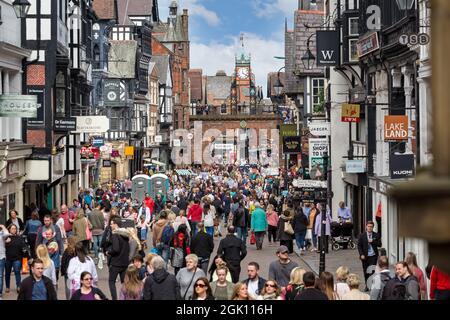 Gli amanti dello shopping affollati in High Street passano sotto la Eastgate Clock Tower in High Street, Chester, Chesire, Regno Unito il 13 maggio 2017 Foto Stock