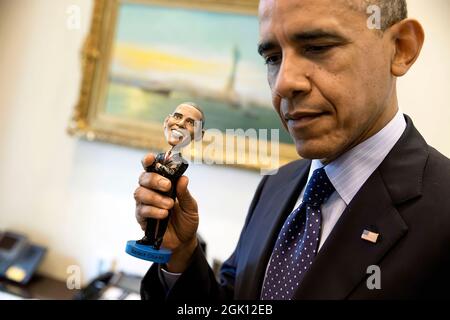 Il presidente Barack Obama ha una bambola di bobblehead di se stesso nell'Outer Oval Office, 14 maggio 2014. (Foto ufficiale della Casa Bianca di Pete Souza) questa fotografia ufficiale della Casa Bianca è resa disponibile solo per la pubblicazione da parte delle organizzazioni di notizie e/o per uso personale la stampa dal soggetto(i) della fotografia. La fotografia non può essere manipolata in alcun modo e non può essere utilizzata in materiali commerciali o politici, pubblicità, e-mail, prodotti, promozioni che in alcun modo suggeriscono l'approvazione o l'approvazione del presidente, della prima famiglia, o della Casa Bianca. Foto Stock