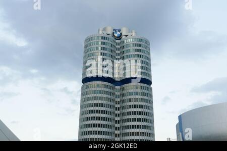 BMW torre, Petuelring, BMW edificio, Monaco. Foto Stock