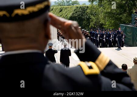 Il Presidente Barack Obama, con il Gen. Jeffrey S. Buchanan, comandante Generale, Distretto militare dell'esercito degli Stati Uniti di Washington, partecipa ad una corona del Memorial Day che si posa alla Tomba del Milite Ignoto al Cimitero Nazionale di Arlington, Va., 26 maggio 2014. (Foto ufficiale della Casa Bianca di Pete Souza) questa fotografia ufficiale della Casa Bianca è resa disponibile solo per la pubblicazione da parte delle organizzazioni di notizie e/o per uso personale la stampa dal soggetto(i) della fotografia. La fotografia non può essere manipolata in alcun modo e non può essere utilizzata in materiale commerciale o politico, pubblicizzare Foto Stock
