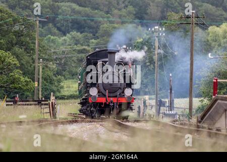 SR 'A1X' 0-6-0T No. 2678 arriva alla stazione di Wootton sull'Isola di Wight Railway Foto Stock