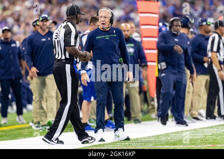 Indianapolis, Indiana, Stati Uniti. 12 settembre 2021. Il capo allenatore di Seattle Seahawks Pete Carroll sostiene una chiamata con il giudice di campo Tony Veri (36) nella partita tra i Seattle Seahawks e gli Indianapolis Colts al Lucas Oil Stadium, Indianapolis, Indiana. (Credit Image: © Scott Stuart/ZUMA Press Wire) Credit: ZUMA Press, Inc./Alamy Live News Foto Stock