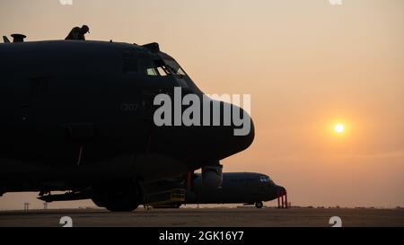 A U.S. Air Force AC-130W Stinger II dalla 27a Special Operations Wing, Cannon Air Force base, N.M., E un MC-130J Super Hercules dalla 317th Airlift Wing, Dyess Air Force base, Texas, partecipano alla High Sky Wing Commemorative Air Force AIRSHO 2021, al Midland International Air and Space Port, Midland, Texas, 11 settembre 2021. L'Air Force è stata presentata ad AIRSHO e ha presentato più aerei nel suo inventario per includere AC-130W, MC-130J e A-10 Thunderbolt II, mostrando le capacità di airpower attraverso dimostrazioni aeree e/o schermi statici. (STATI UNITI Air Force foto di staff S. Foto Stock