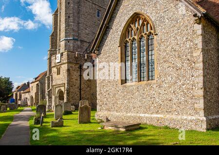 Chiesa di San Pietro e San Paolo accanto alle case e alle rovine del vecchio Palazzo arcivescovile, Charing, Kent, Regno Unito Foto Stock