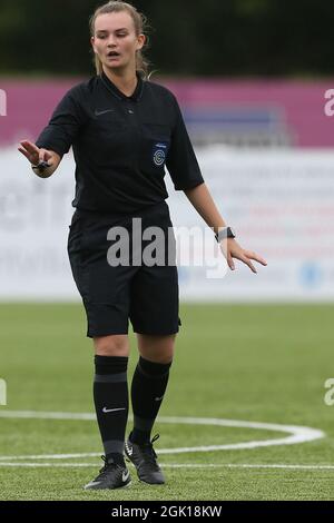 DURHAM CITY, UK SEPT 12TH Match arbitro Abby Dearden durante la partita fa Women's Championship tra Durham Women FC e Charlton Athletic al Maiden Castle, Durham City domenica 12 settembre 2021. (Credit: Mark Fletcher | MI News) Credit: MI News & Sport /Alamy Live News Foto Stock