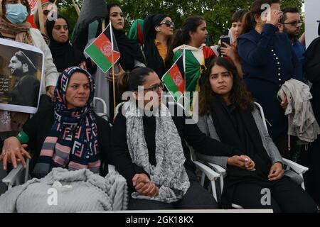 Londra, Regno Unito. 12 settembre 2021. Tre donne afghane britanniche sono viste il quarto giorno del loro sciopero della fame.Un gruppo di uomini e donne afghane ha marciato da Trafalgar Square a Parliament Square per dimostrare il loro sostegno al leader delle forze di resistenza Panjshir Ahmad Massoud. Credit: SOPA Images Limited/Alamy Live News Foto Stock