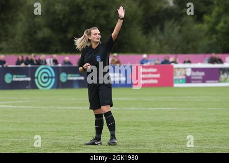 DURHAM CITY, UK SEPT 12trh Match arbitro Abby Dearden durante la partita fa Women's Championship tra Durham Women FC e Charlton Athletic al Maiden Castle, Durham City domenica 12 settembre 2021. (Credit: Mark Fletcher | MI News) Credit: MI News & Sport /Alamy Live News Foto Stock