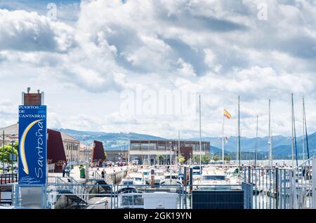 SANTONA, SPAGNA - 4 LUGLIO 2021: Vista delle barche nel porto di Santona, Spagna Foto Stock