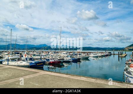 SANTONA, SPAGNA - 4 LUGLIO 2021: Vista delle barche nel porto di Santona, Spagna Foto Stock