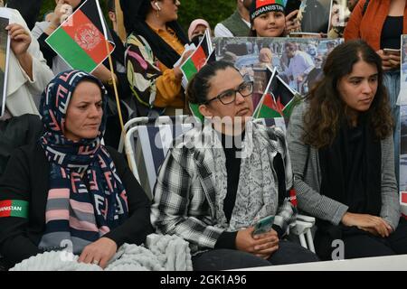 Londra, Regno Unito. 12 settembre 2021. Tre donne afghane britanniche sono viste il quarto giorno del loro sciopero della fame.Un gruppo di uomini e donne afghane ha marciato da Trafalgar Square a Parliament Square per dimostrare il loro sostegno al leader delle forze di resistenza Panjshir Ahmad Massoud. (Foto di Thomas Krych/SOPA Images/Sipa USA) Credit: Sipa USA/Alamy Live News Foto Stock