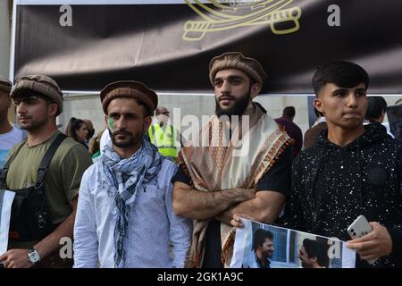 Londra, Regno Unito. 12 settembre 2021. Un gruppo di uomini afghani partecipa alla manifestazione. Un gruppo di uomini e donne afghani ha marciato da Trafalgar Square a Parliament Square per dimostrare il loro sostegno al leader delle forze di resistenza Panjshir Ahmad Massoud. (Foto di Thomas Krych/SOPA Images/Sipa USA) Credit: Sipa USA/Alamy Live News Foto Stock