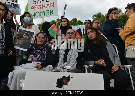 Londra, Regno Unito. 12 settembre 2021. Tre donne afghane britanniche sono viste il quarto giorno del loro sciopero della fame.Un gruppo di uomini e donne afghane ha marciato da Trafalgar Square a Parliament Square per dimostrare il loro sostegno al leader delle forze di resistenza Panjshir Ahmad Massoud. (Foto di Thomas Krych/SOPA Images/Sipa USA) Credit: Sipa USA/Alamy Live News Foto Stock