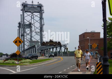 Il ponte levatoio commemorativo della prima Guerra Mondiale che porta la U.S. Route 1 attraverso il fiume Piscataqua tra Portsmouth, N. H., e Kittery, Maine. Foto Stock