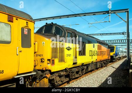 Colas Rail Freight English Electric tipo 3 classe 37 No 37421 locomotiva in siding a Blackpool North Station Lancashire Inghilterra UK Foto Stock