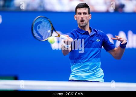 Flushing Meadow, Stati Uniti. 12 settembre 2021. Novak Djokavic di Serbia restituisce una palla a Daniil Medvedev di Russia nella finale maschile nello Stadio Arthur Ashe al Campionato di tennis US Open 2021 presso l'USTA Billie Jean King National Tennis Center domenica 12 settembre 2021 a New York City. Foto di Corey Sipkin/UPI Credit: UPI/Alamy Live News Foto Stock