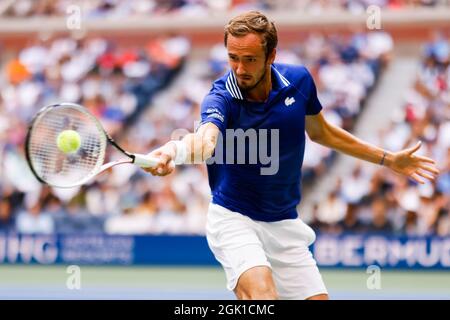 Flushing Meadow, Stati Uniti. 12 settembre 2021. Daniil Medvedev di Russia restituisce una palla a Novak Djokavic di Serbia nella finale maschile nello Stadio Arthur Ashe al 2021 US Open Tennis Championships presso l'USTA Billie Jean King National Tennis Center domenica 12 settembre 2021 a New York City. Foto di Corey Sipkin/UPI Credit: UPI/Alamy Live News Foto Stock
