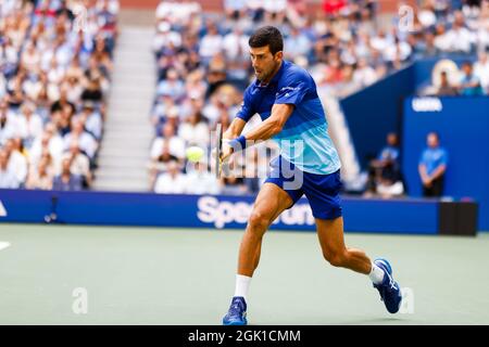 Flushing Meadow, Stati Uniti. 12 settembre 2021. Novak Djokavic di Serbia restituisce una palla a Daniil Medvedev di Russia nella finale maschile nello Stadio Arthur Ashe al Campionato di tennis US Open 2021 presso l'USTA Billie Jean King National Tennis Center domenica 12 settembre 2021 a New York City. Foto di Corey Sipkin/UPI Credit: UPI/Alamy Live News Foto Stock