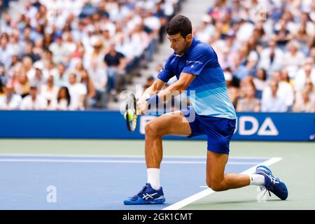 Flushing Meadow, Stati Uniti. 12 settembre 2021. Novak Djokavic di Serbia restituisce una palla a Daniil Medvedev di Russia nella finale maschile nello Stadio Arthur Ashe al Campionato di tennis US Open 2021 presso l'USTA Billie Jean King National Tennis Center domenica 12 settembre 2021 a New York City. Foto di Corey Sipkin/UPI Credit: UPI/Alamy Live News Foto Stock