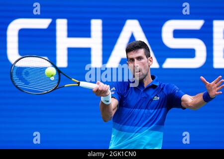 Flushing Meadow, Stati Uniti. 12 settembre 2021. Novak Djokavic di Serbia restituisce una palla a Daniil Medvedev di Russia nella finale maschile nello Stadio Arthur Ashe al Campionato di tennis US Open 2021 presso l'USTA Billie Jean King National Tennis Center domenica 12 settembre 2021 a New York City. Foto di Corey Sipkin/UPI Credit: UPI/Alamy Live News Foto Stock
