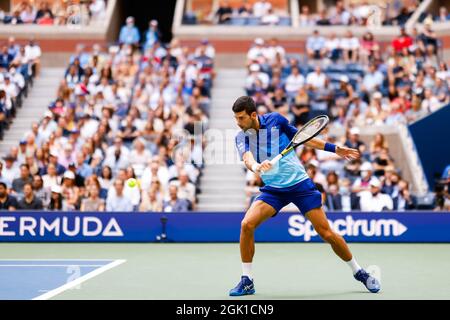 Flushing Meadow, Stati Uniti. 12 settembre 2021. Novak Djokavic di Serbia restituisce una palla a Daniil Medvedev di Russia nella finale maschile nello Stadio Arthur Ashe al Campionato di tennis US Open 2021 presso l'USTA Billie Jean King National Tennis Center domenica 12 settembre 2021 a New York City. Foto di Corey Sipkin/UPI Credit: UPI/Alamy Live News Foto Stock