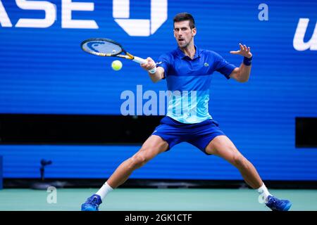 Flushing Meadow, Stati Uniti. 12 settembre 2021. Novak Djokavic di Serbia restituisce una palla a Daniil Medvedev di Russia nella finale maschile nello Stadio Arthur Ashe al Campionato di tennis US Open 2021 presso l'USTA Billie Jean King National Tennis Center domenica 12 settembre 2021 a New York City. Foto di Corey Sipkin/UPI Credit: UPI/Alamy Live News Foto Stock