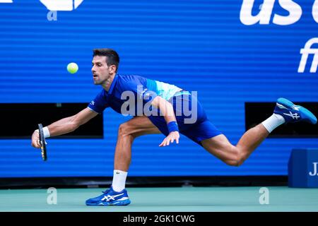 Flushing Meadow, Stati Uniti. 12 settembre 2021. Novak Djokavic di Serbia restituisce una palla a Daniil Medvedev di Russia nella finale maschile nello Stadio Arthur Ashe al Campionato di tennis US Open 2021 presso l'USTA Billie Jean King National Tennis Center domenica 12 settembre 2021 a New York City. Foto di Corey Sipkin/UPI Credit: UPI/Alamy Live News Foto Stock
