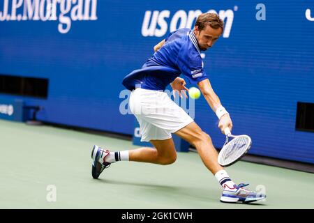 Flushing Meadow, Stati Uniti. 12 settembre 2021. Daniil Medvedev di Russia restituisce una palla a Novak Djokavic di Serbia nella finale maschile nello Stadio Arthur Ashe al 2021 US Open Tennis Championships presso l'USTA Billie Jean King National Tennis Center domenica 12 settembre 2021 a New York City. Foto di Corey Sipkin/UPI Credit: UPI/Alamy Live News Foto Stock