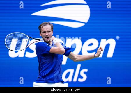 Flushing Meadow, Stati Uniti. 12 settembre 2021. Daniil Medvedev di Russia restituisce una palla a Novak Djokavic di Serbia nella finale maschile nello Stadio Arthur Ashe al 2021 US Open Tennis Championships presso l'USTA Billie Jean King National Tennis Center domenica 12 settembre 2021 a New York City. Foto di Corey Sipkin/UPI Credit: UPI/Alamy Live News Foto Stock