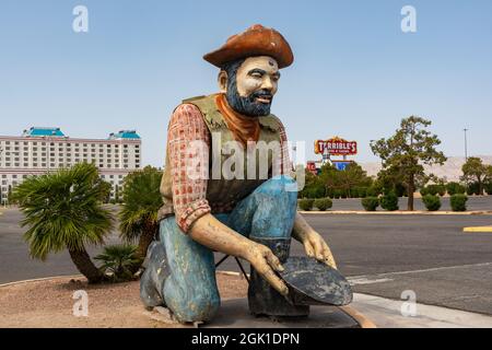 Jean, Nevada, USA - 15 luglio 2021 - Radside Giant in panning per l'oro all'abandonned terribile hotel e casinò, situato a 32 miglia a sud del centro Foto Stock