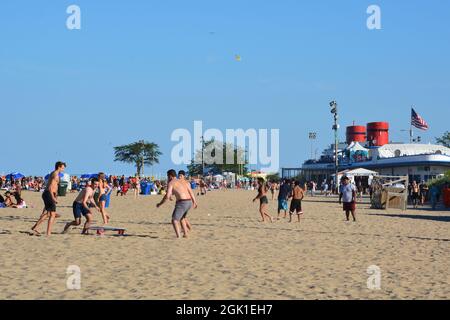 La folla si raduna sulla spiaggia di North Avenue a Chicago durante il fine settimana del Labor Day. Foto Stock