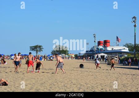 La folla si raduna sulla spiaggia di North Avenue a Chicago durante il fine settimana del Labor Day. Foto Stock