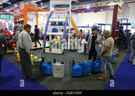 (210912) -- CAIRO, 12 settembre 2021 (Xinhua) -- la gente visita uno stand di irroratrici agricole durante l'esposizione agricola internazionale per l'Africa e il Medio Oriente al Cairo, Egitto, il 12 settembre 2021. L'Egitto ha aperto domenica la 33a edizione della Sahara expo, la Fiera Internazionale dell'Agricoltura per l'Africa e il Medio Oriente, presso l'Egypt International Exhibition Centre. Sotto gli auspici del Ministero egiziano della Cultura e della Campagna di Reclamazione, la manifestazione di quattro giorni è sponsorizzata da una serie di banche e investitori nazionali egiziani, che riuniscono decine di espositori provenienti principalmente dall'Egitto, CH Foto Stock