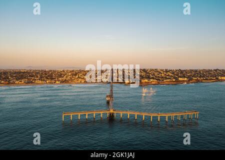 Vista aerea del molo di Ocean Beach a San Diego Foto Stock