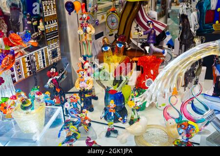 Souvenir dal vetro di Murano nel negozio di articoli da regalo di Venezia Foto Stock