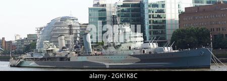 Vista della HMS Belfast ormeggiata sul Tamigi a Londra Foto Stock