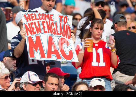 Foxborough, Stati Uniti. 12 settembre 2021. Un fan dei New England Patriots ha un cartello che dà il benvenuto al nuovo Mac Jones, che ha iniziato il quarterback, durante la partita di apertura a casa contro i Miami Dolphins al Gillette Stadium di Foxborough, Massachusetts, domenica 12 settembre 2021. I Delfini sconfissero i Patrioti 17-16. Foto di Matthew Healey/UPI Credit: UPI/Alamy Live News Foto Stock