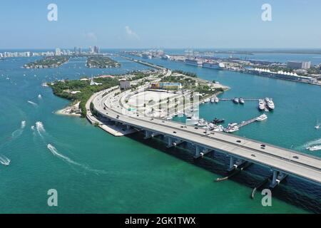 Vista aerea di MacArthur Causway, Watson Island e Miami Beach, Florida, nel limpido pomeriggio estivo soleggiato. Foto Stock